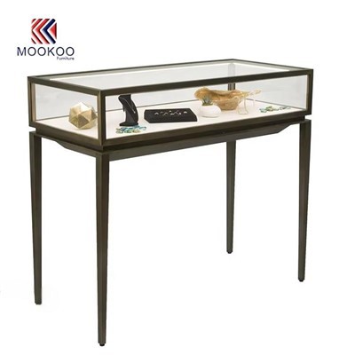 Inspirierte schlanke dunkle Bronze-vergoldete schlanke-Konsole mit Beinen-Stil aus transparentem Glas-eingefasstes Elfenbein-gefütterter kuratierter Luxusschmuck