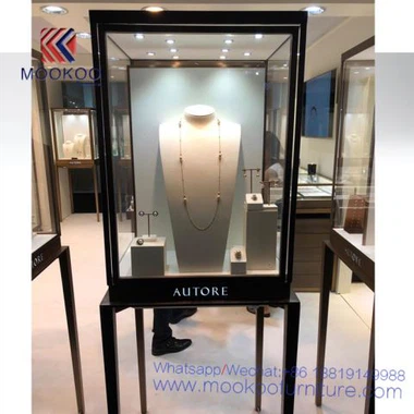 Hoher Schmuckschrank